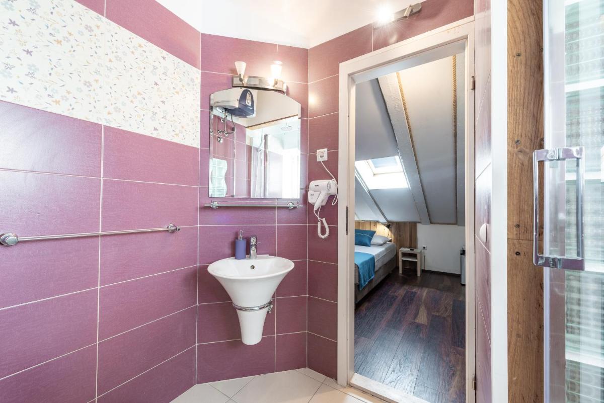 Image 2 of Nautica Room 1 – Old Town