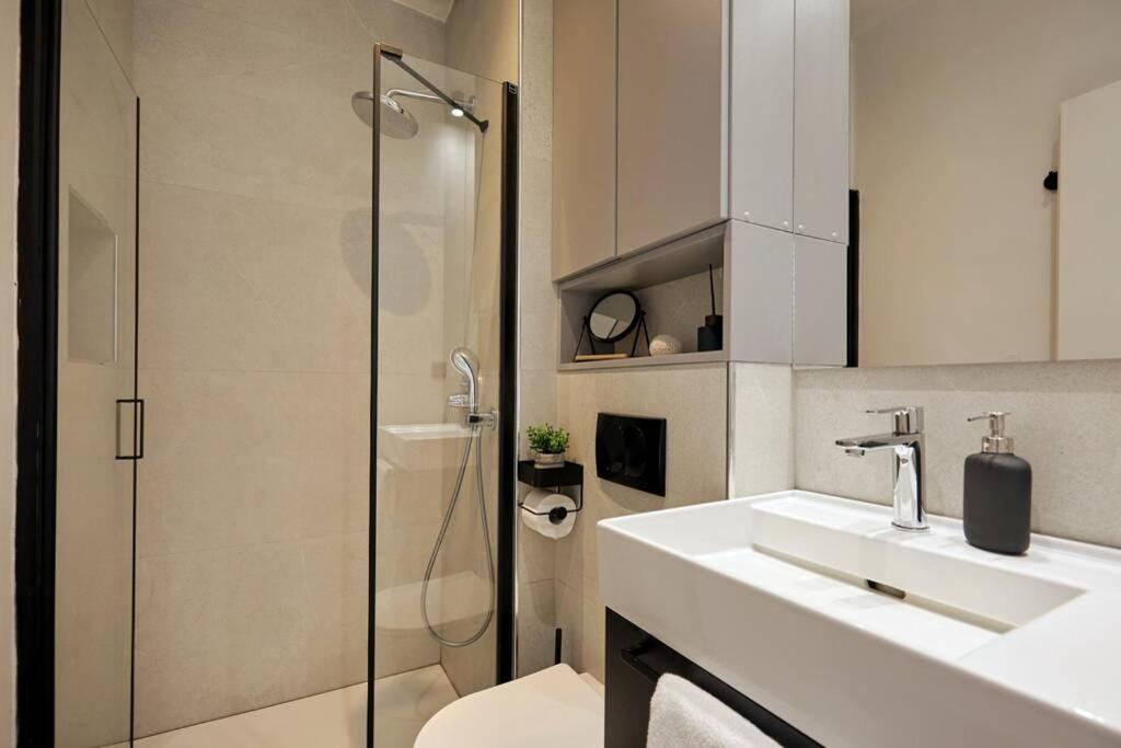 Image 2 of NewCityGem! Enjoy Sunsets@Bright&Modern 1BR APT