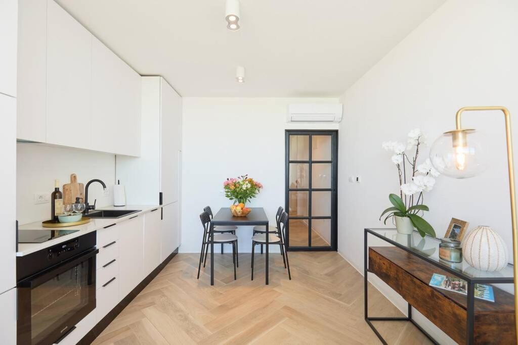 Image 3 of NewCityGem! Enjoy Sunsets@Bright&Modern 1BR APT