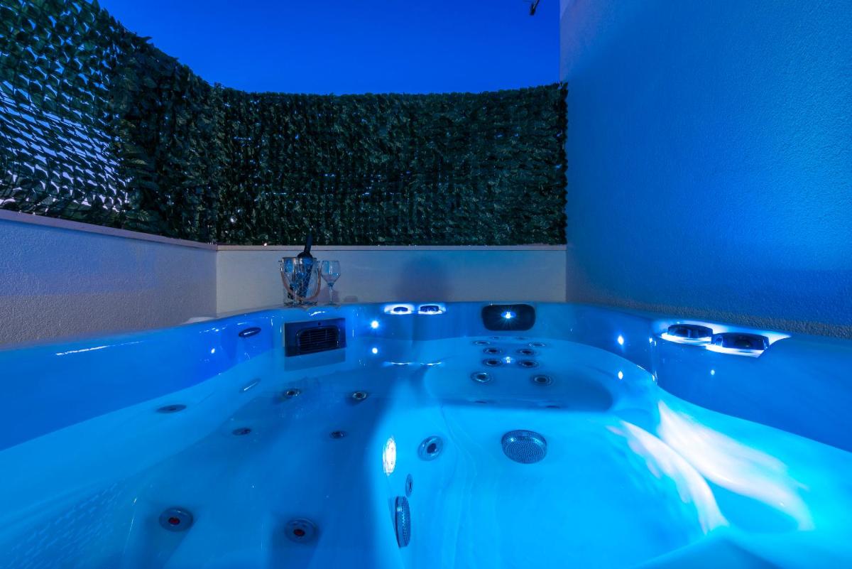 Image 2 of New Deluxe jacuzzi apartment Ana