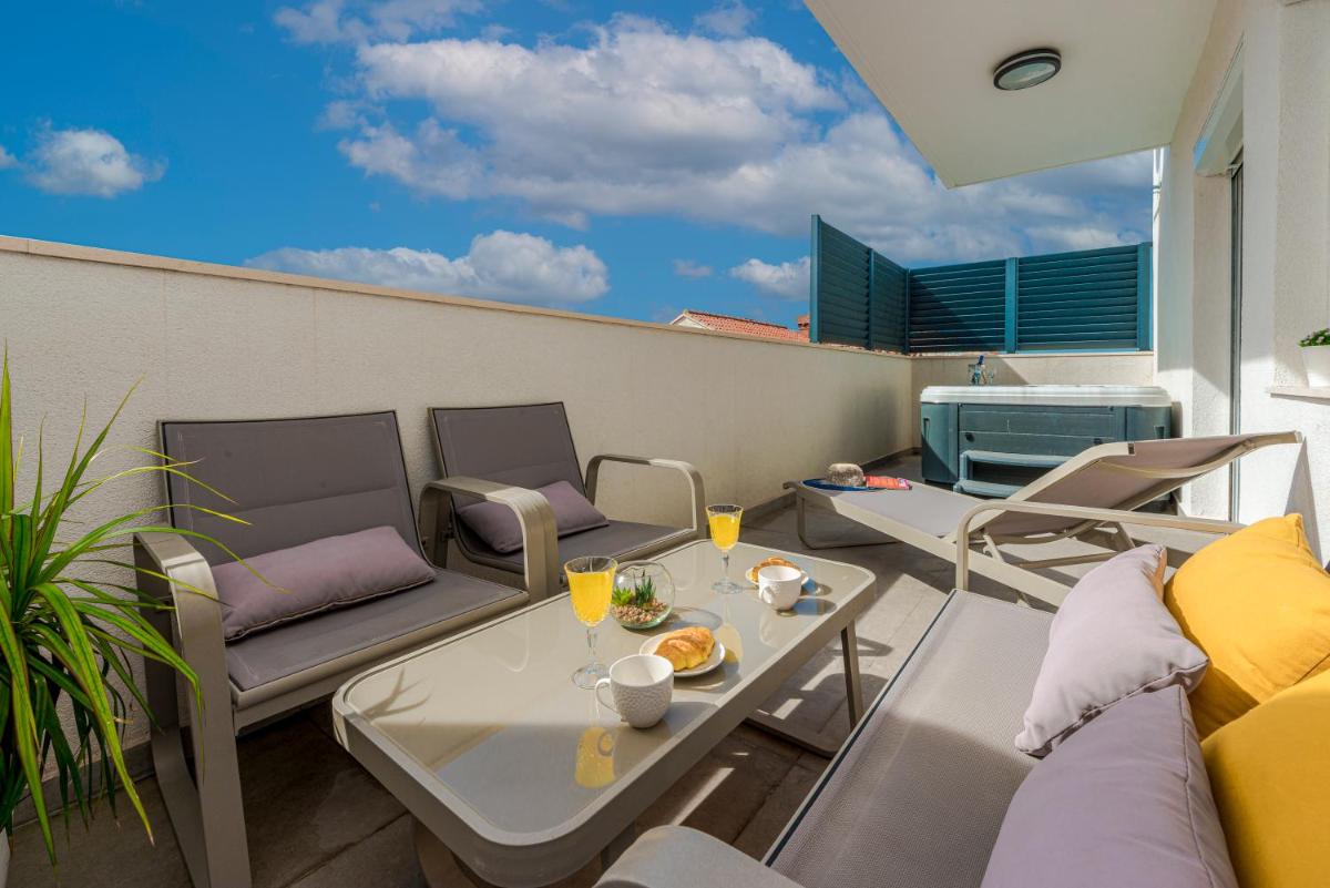 Image 3 of New Deluxe jacuzzi apartment Ana