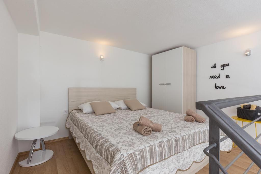 Image 1 of Pomet Delux Studio