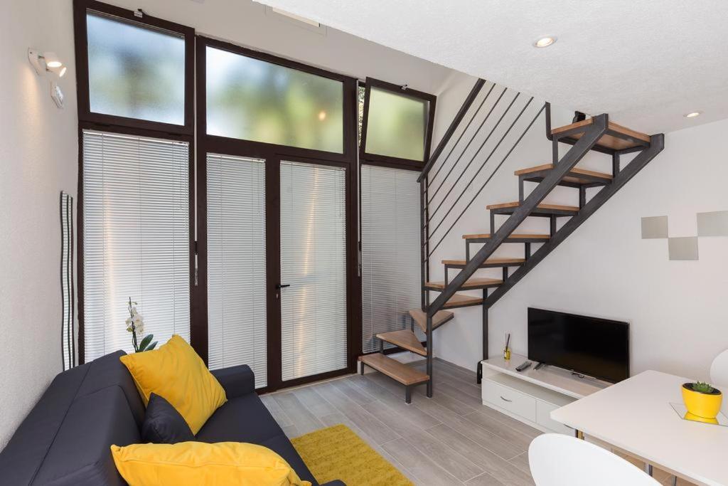 Image 4 of Pomet Delux Studio