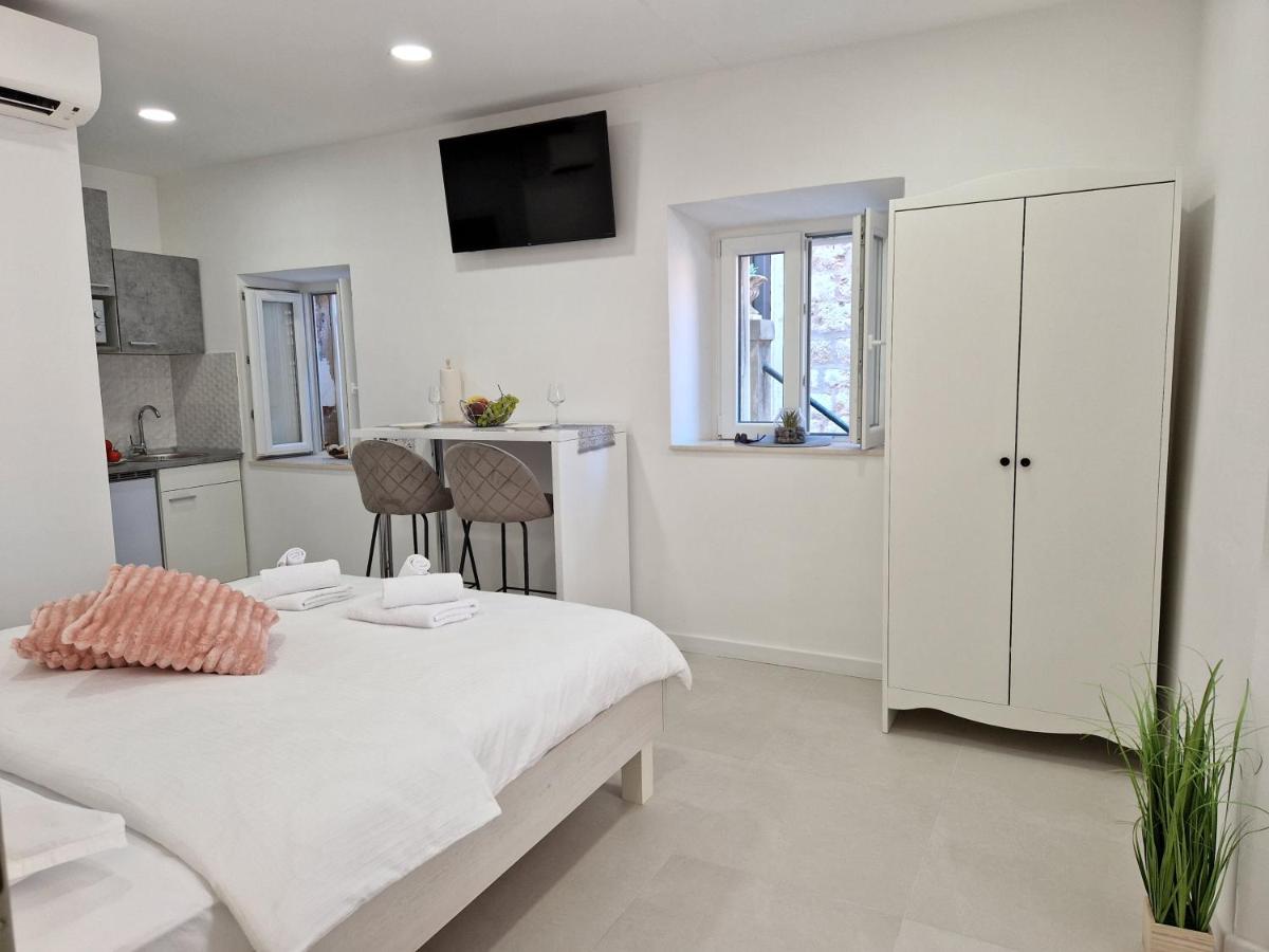 Image 3 of Studio Rupe