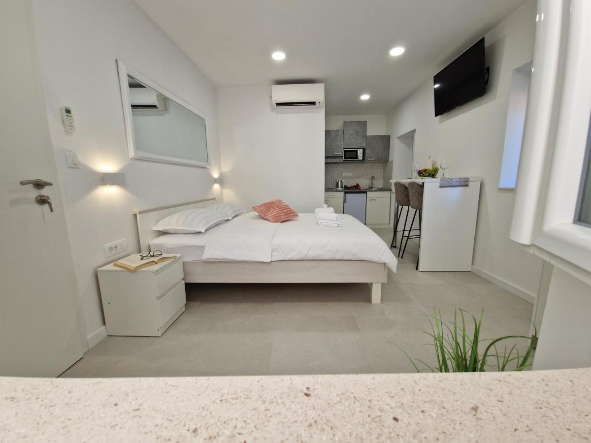 Image 5 of Studio Rupe