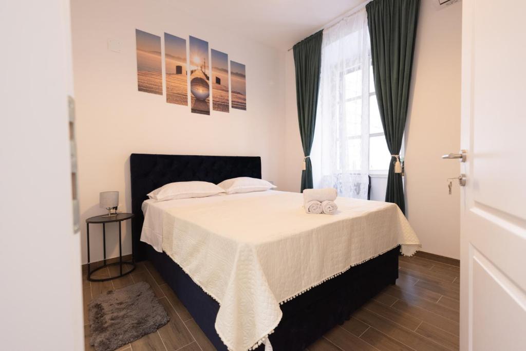 Image of Throne of Dubrovnik Room 1