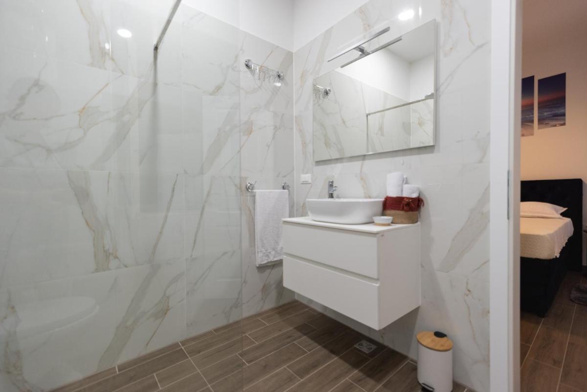 Image 4 of Throne of Dubrovnik Room 2