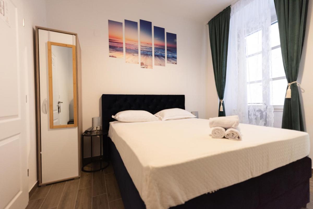 Image 1 of Throne of Dubrovnik Room 2