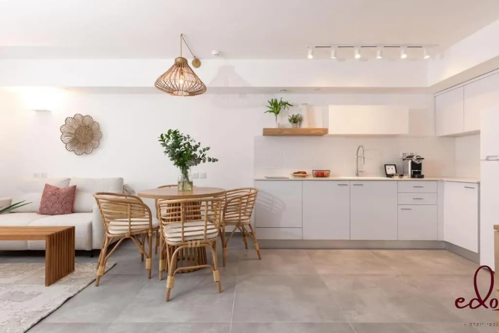 Family apartment next to the sea – By Edom