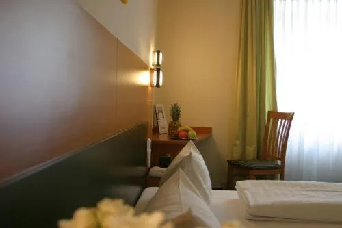 Image 2 of Memphis Hotel