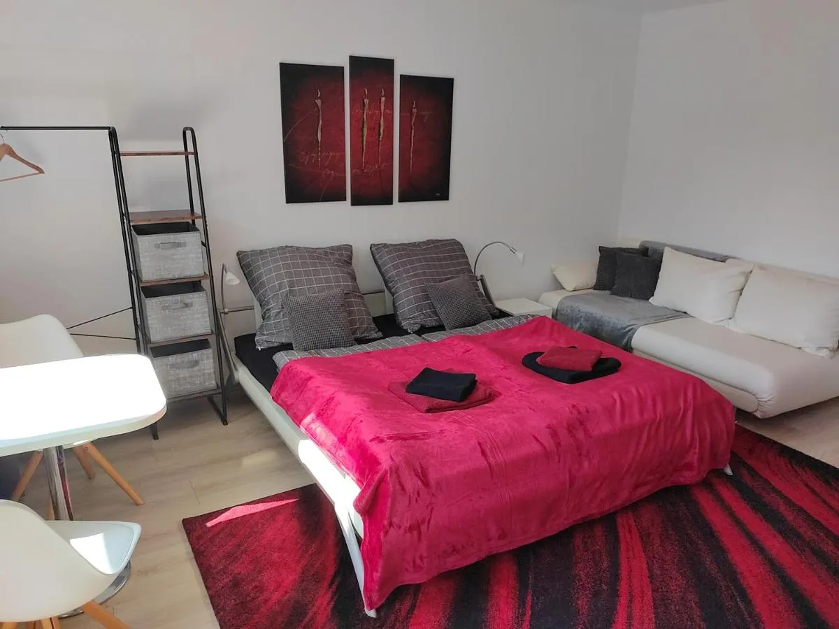 Image 1 of Kleines Apartment in Frankfurt mit eigenem Stellplatz in Messenähe