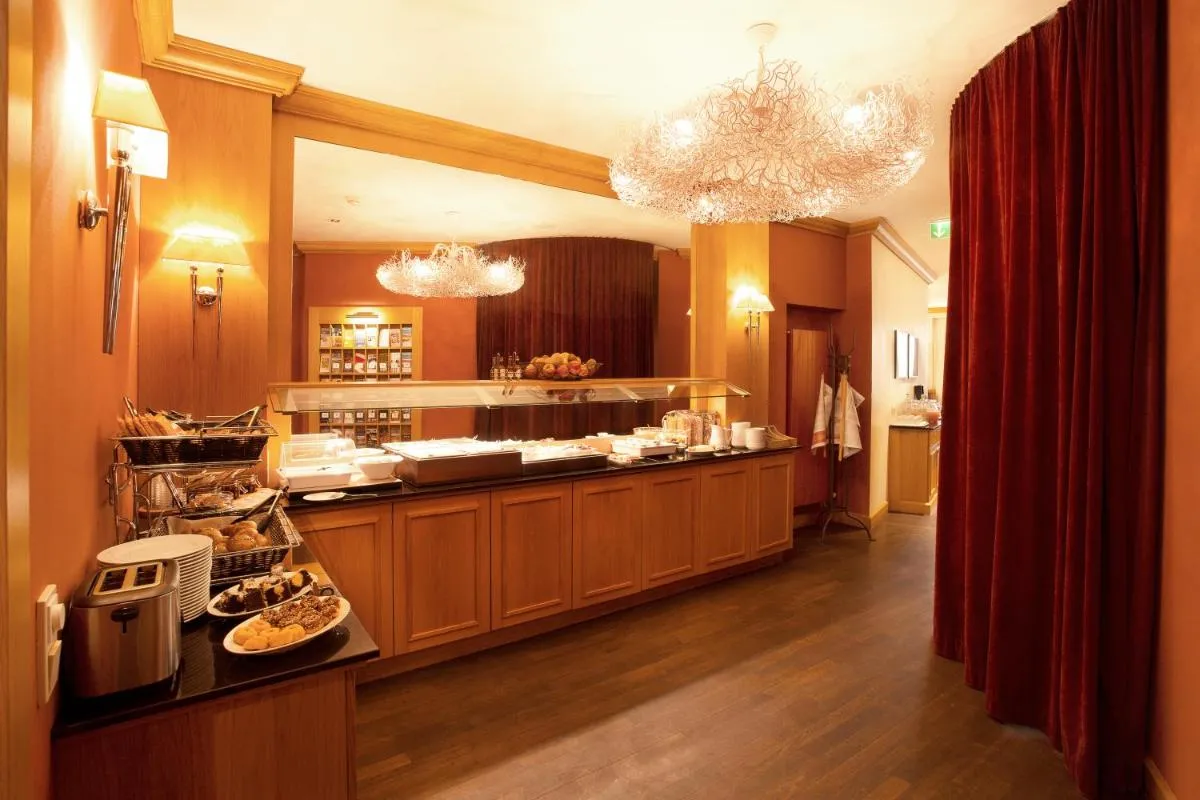 Image 2 of TOWNHOUSE Hotel