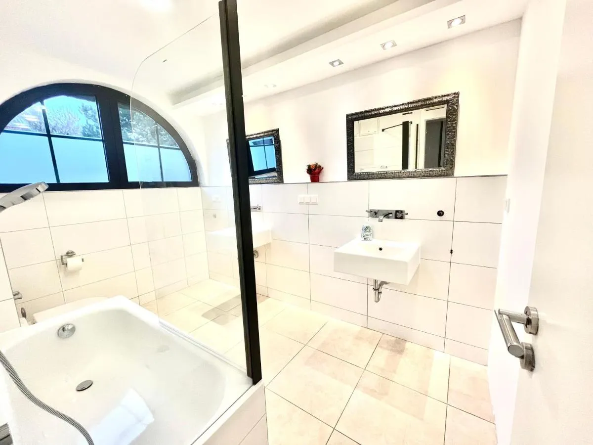 Image 2 of VILLA ORCHARD Frankfurt