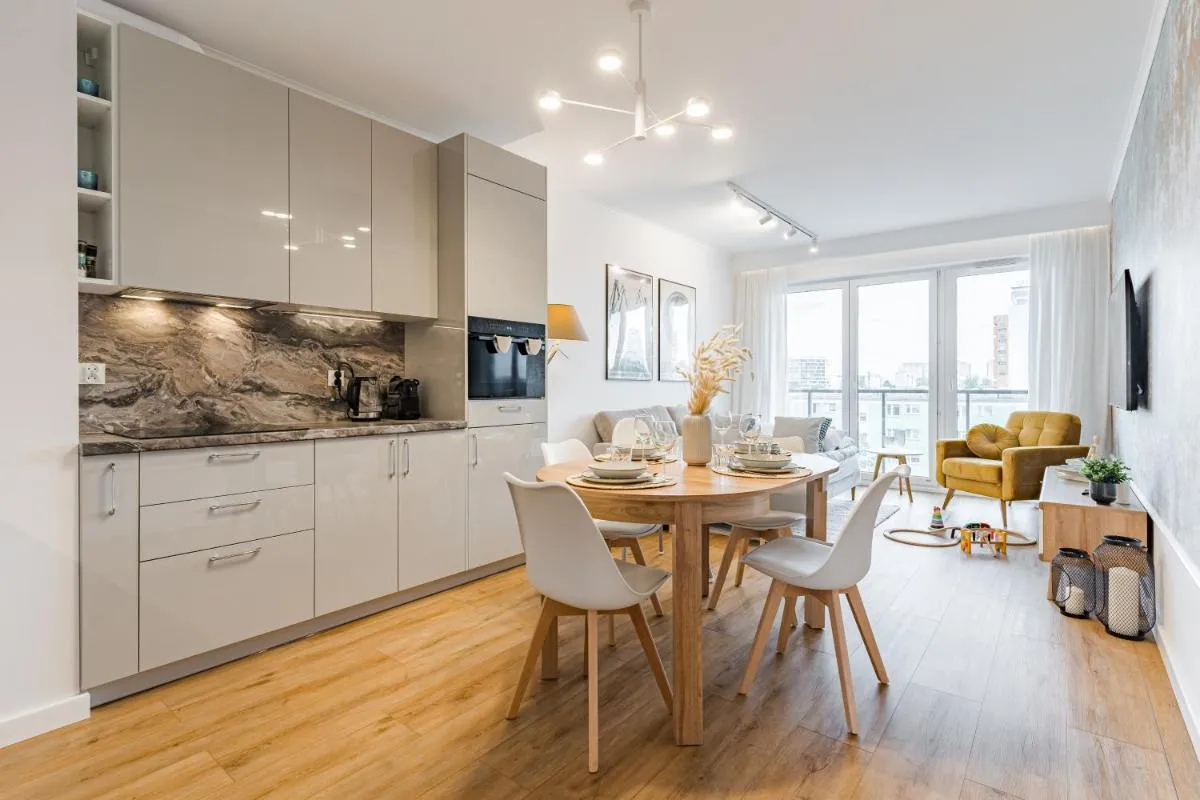 Image 1 of Golden Reagan by Aparo – Nowy Apartament, Winda, Parking, Plaża 500m, Balkon, 2 Sypialnie oraz Salon, Rowerownia, Biurko