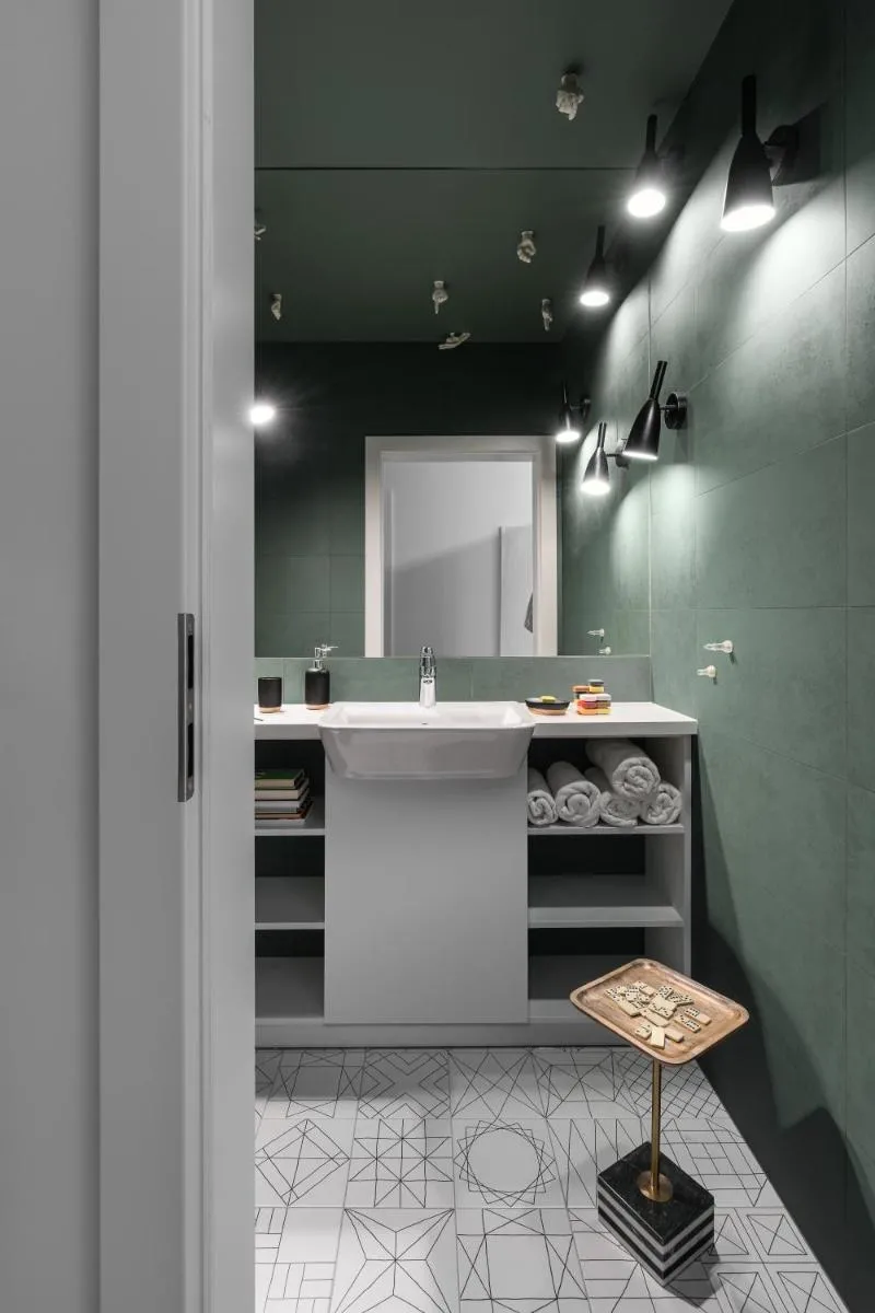 Image 2 of Queen’s Gambit by Blue Mandarin