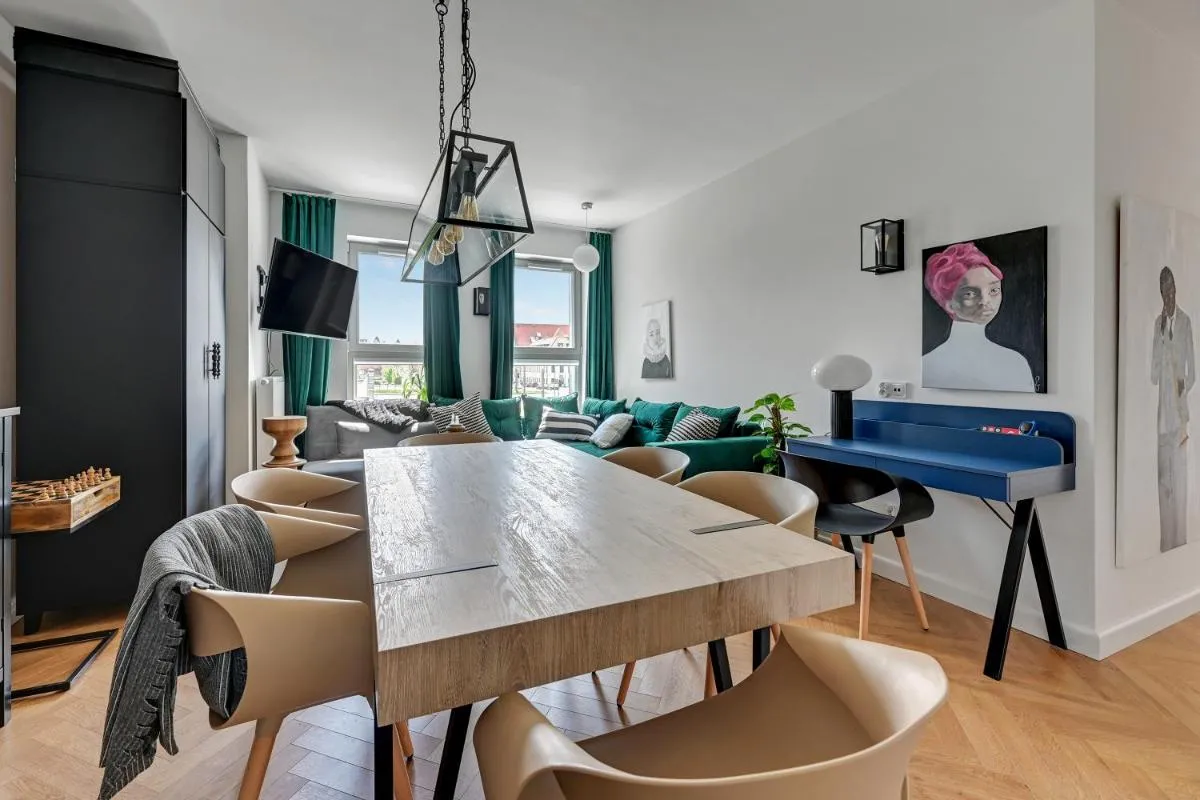 Image 3 of Queen’s Gambit by Blue Mandarin