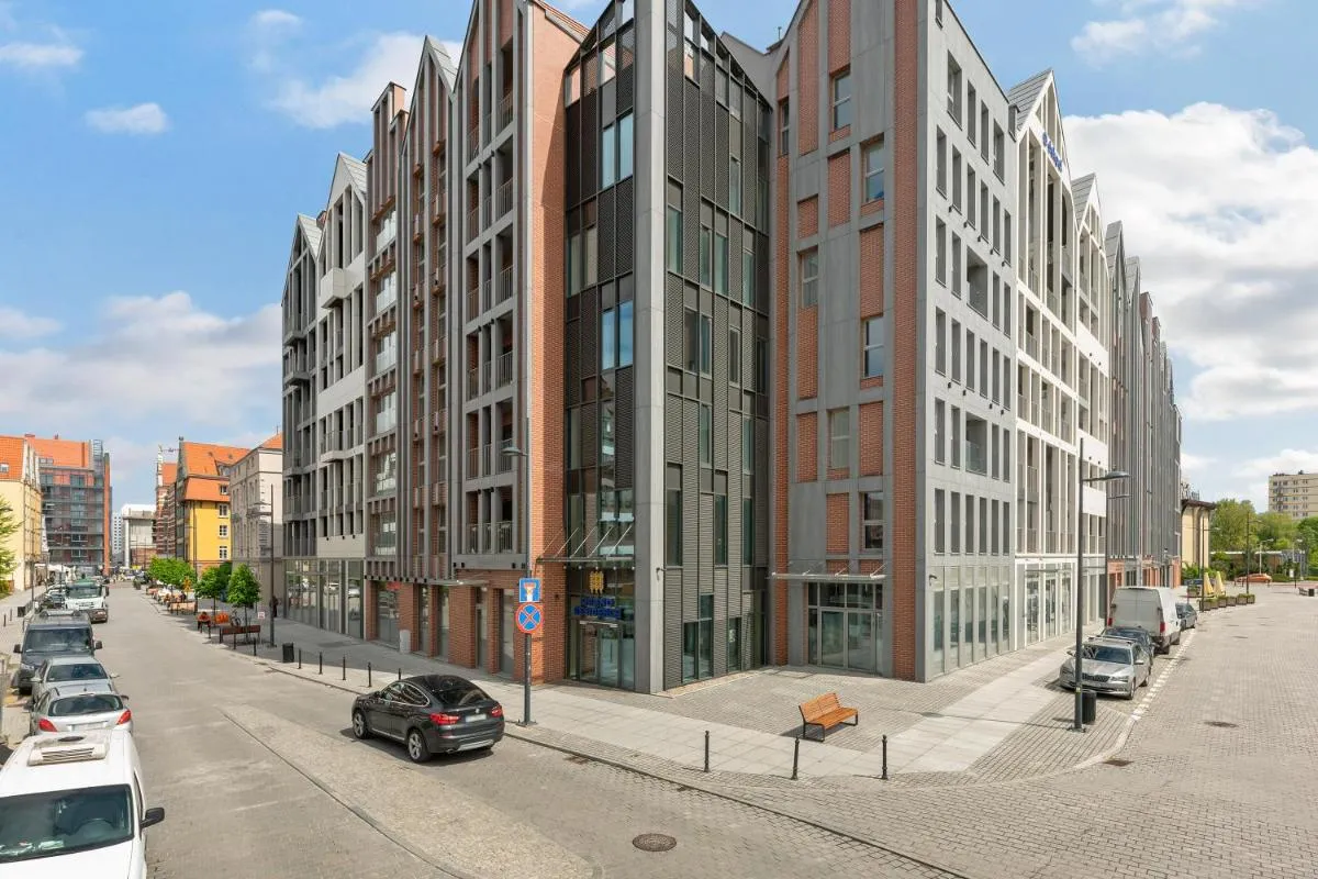 Image 5 of Queen’s Gambit by Blue Mandarin