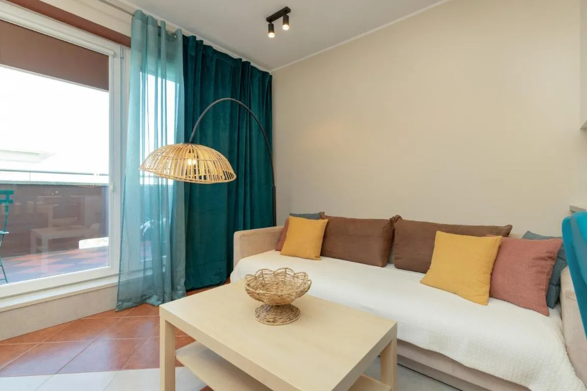 Image of Słoneczny i Przestronny Apartament w Gdańsku z Wanną i Umeblowanym Tarasem by Renters