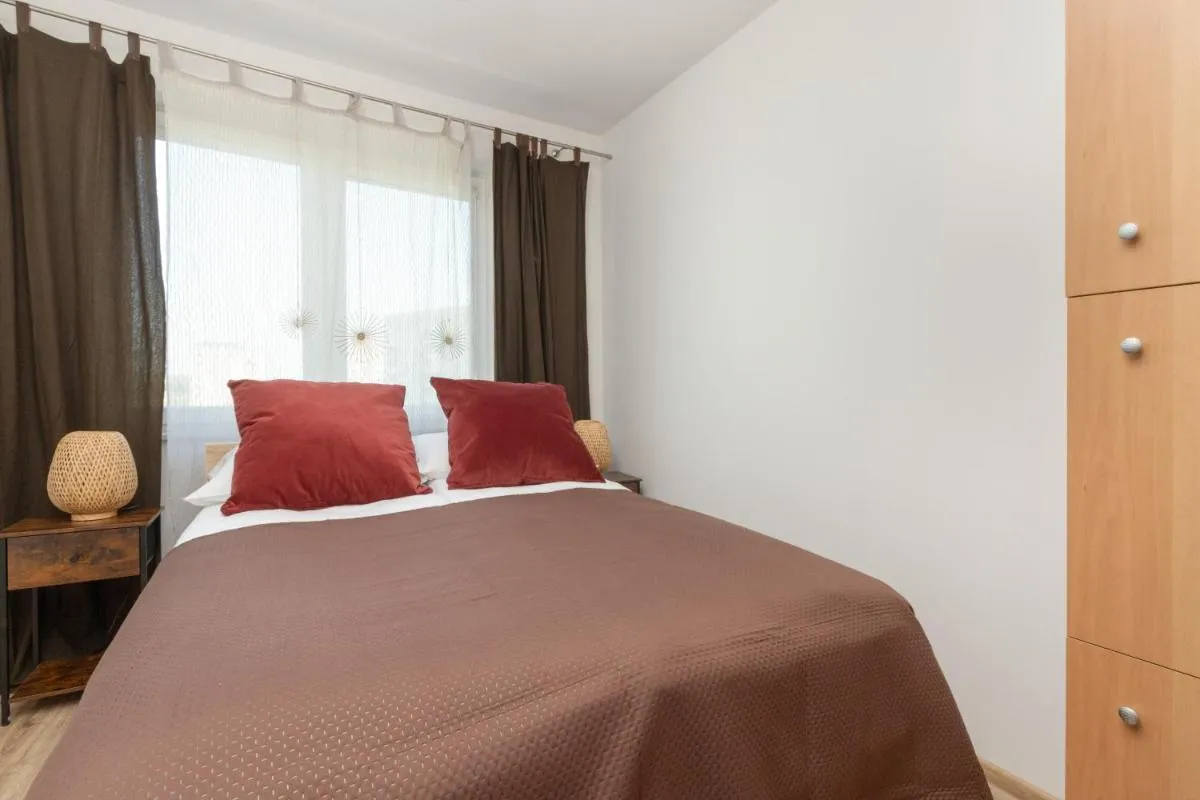 Image 1 of Słoneczny i Przestronny Apartament w Gdańsku z Wanną i Umeblowanym Tarasem by Renters