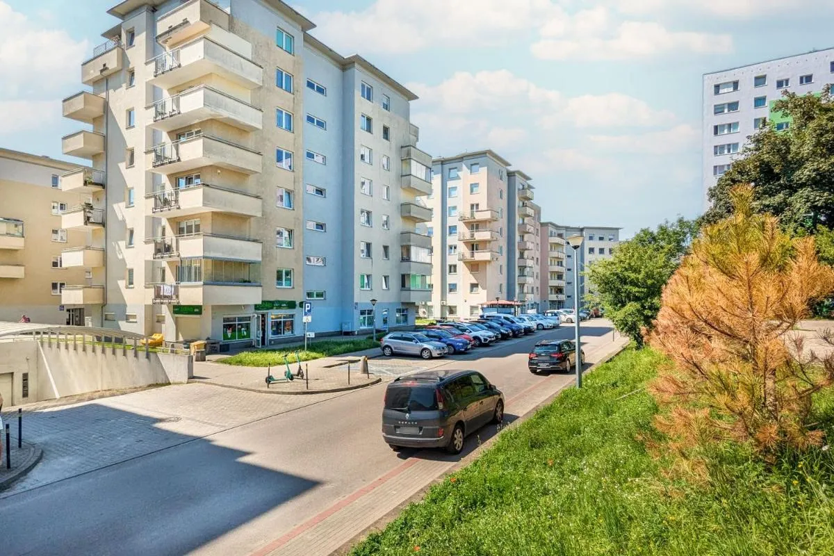 Image 2 of Słoneczny i Przestronny Apartament w Gdańsku z Wanną i Umeblowanym Tarasem by Renters