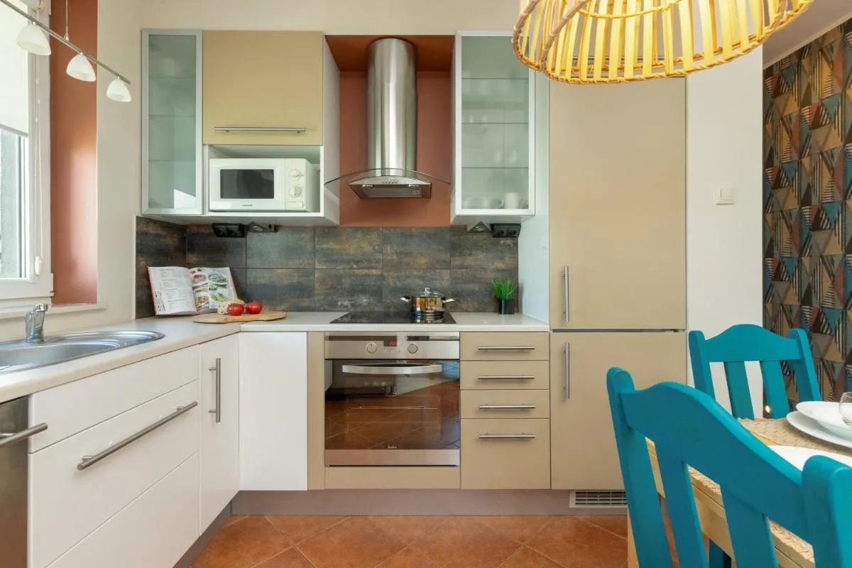 Image 3 of Słoneczny i Przestronny Apartament w Gdańsku z Wanną i Umeblowanym Tarasem by Renters