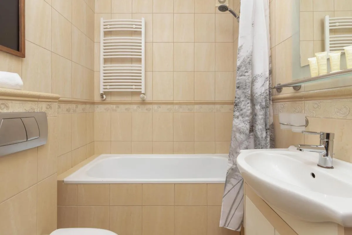 Image 4 of Słoneczny i Przestronny Apartament w Gdańsku z Wanną i Umeblowanym Tarasem by Renters