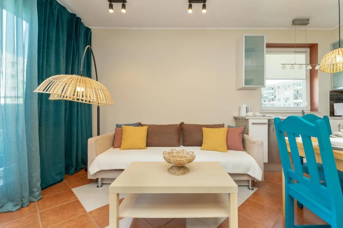 Image 5 of Słoneczny i Przestronny Apartament w Gdańsku z Wanną i Umeblowanym Tarasem by Renters