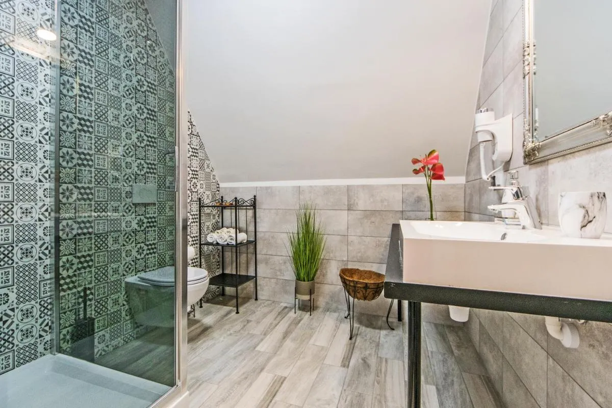 Image 2 of Black Swan House, Old Town