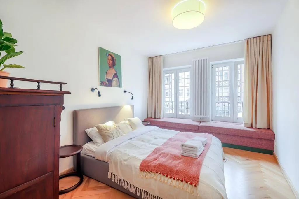 Image 6 of Cityscape Haven: Urban Retreat