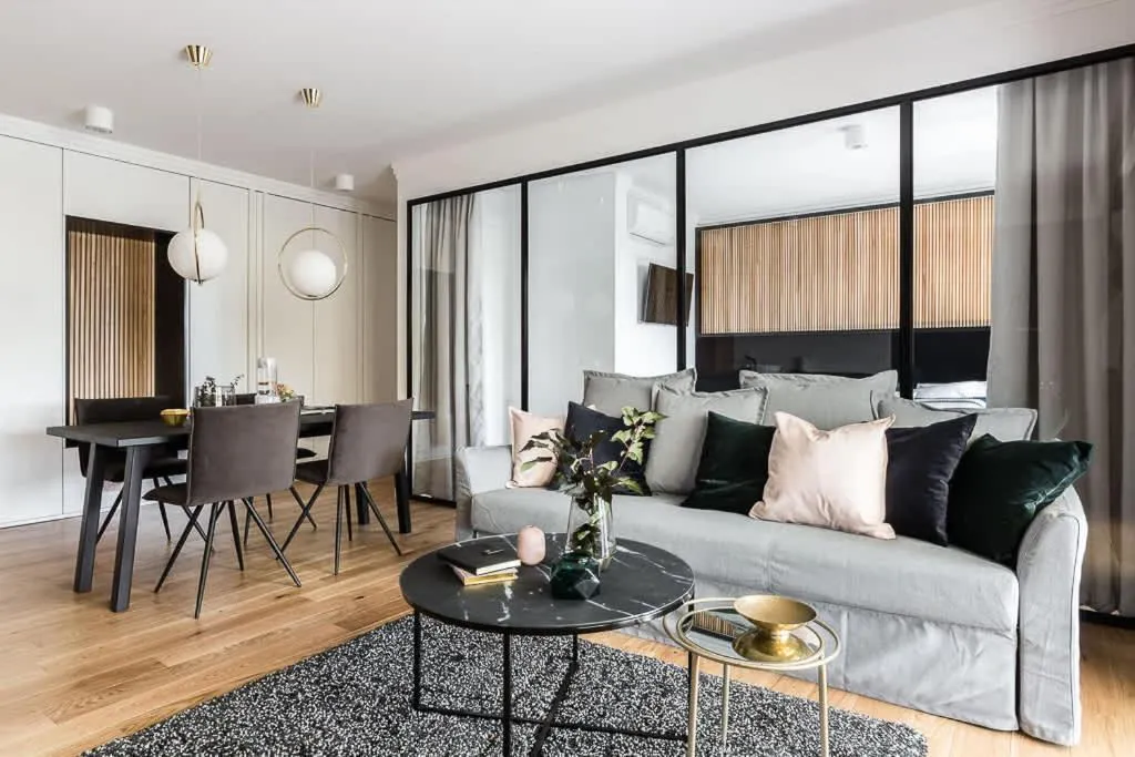 Image of Elegancki i Stylowy Apartament w Gdańsku z Klimatyzacją, Wanną i Parkingiem by Noclegi Renters