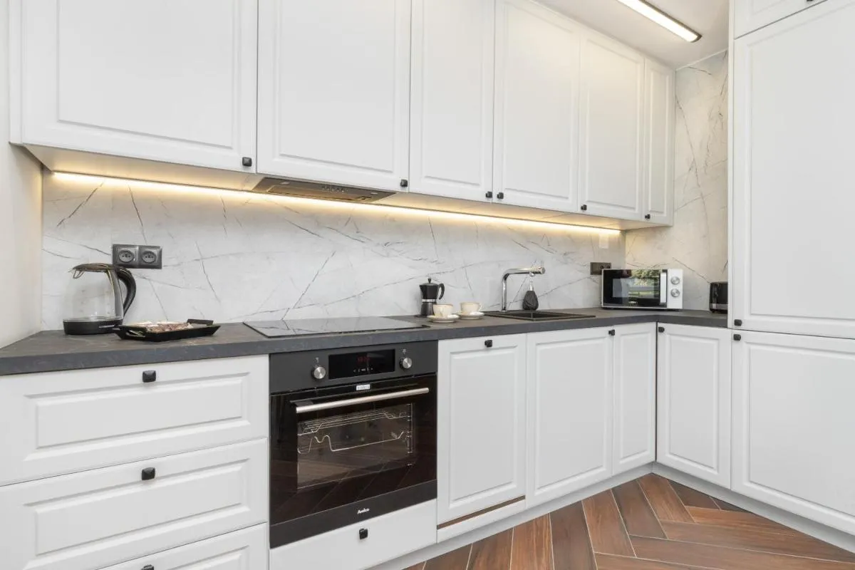 Image 2 of Exceptional Apartment with Charming Garden and Parking by Noclegi Renters