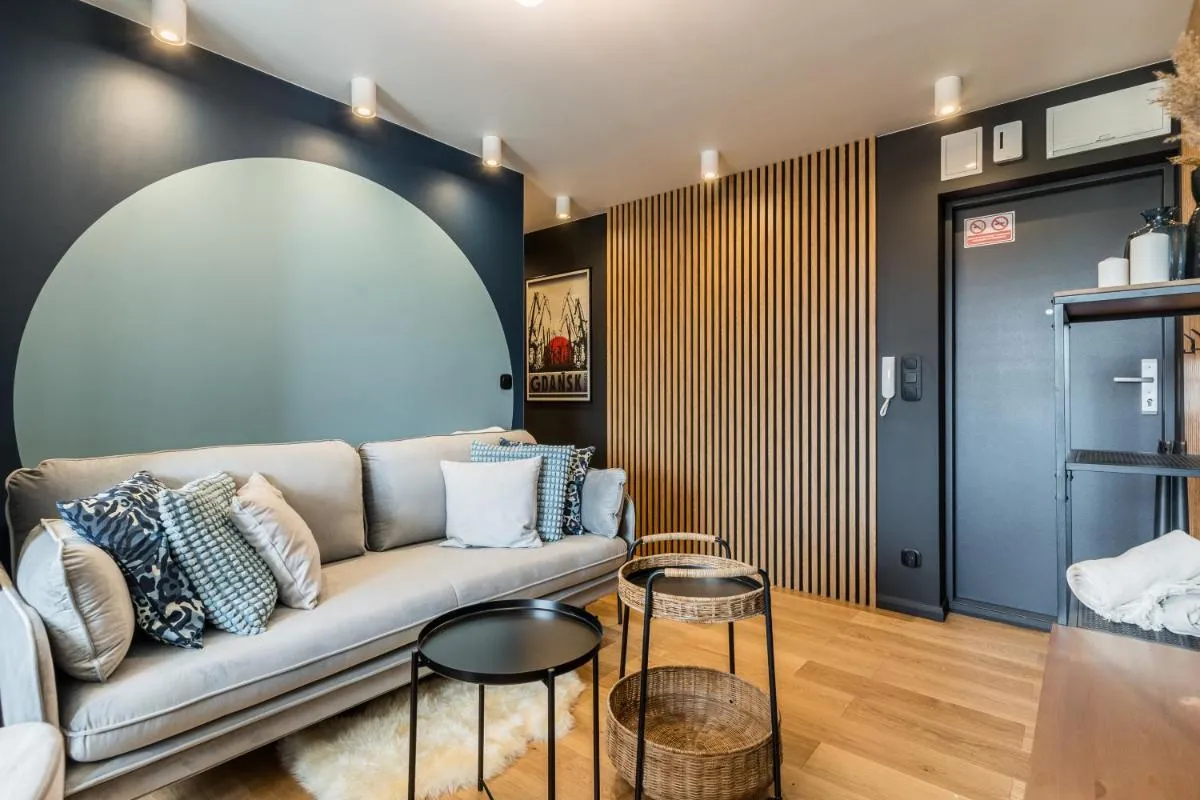 Image 1 of Golden Seaside Beach by Aparo – Plaża 200m, 2 Łazienki, 2 Sypialnie oraz Salon, 3 TV, Balkon, Łóżeczko