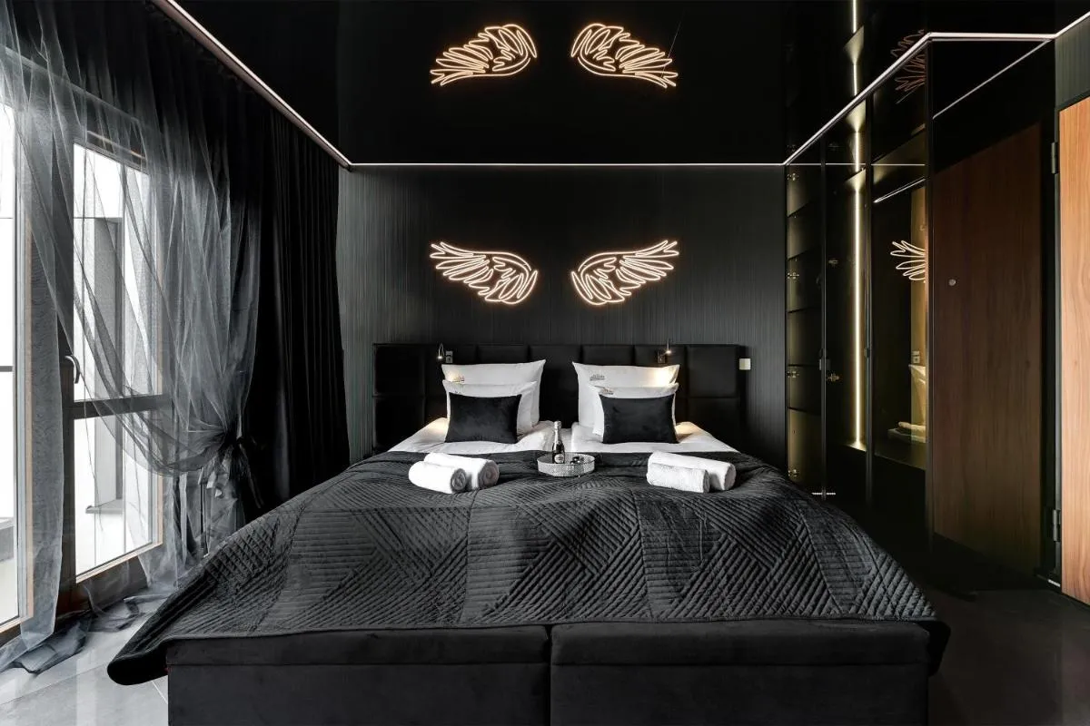 Image 6 of Hollywood Jacuzzi Suite by Downtown Apartments