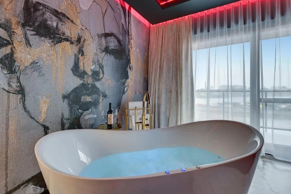 Image 1 of Hollywood Jacuzzi Suite by Downtown Apartments