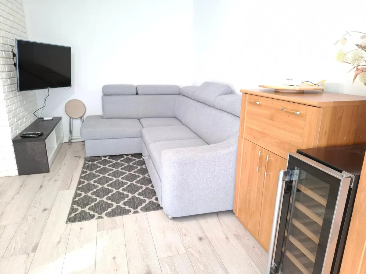 Image 2 of Mieszkanie 46m2 – 2 pokojowe z ogródkiem , WIFI , Bezpłatny parking nr 126, Szybkie połączenie z lotniskiem, autobus 120