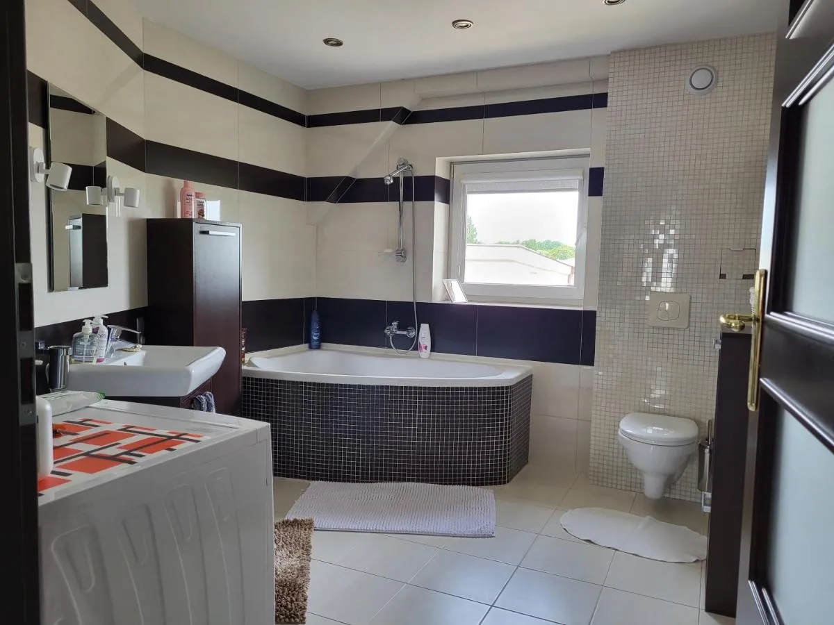 Image 2 of Olaf Apart