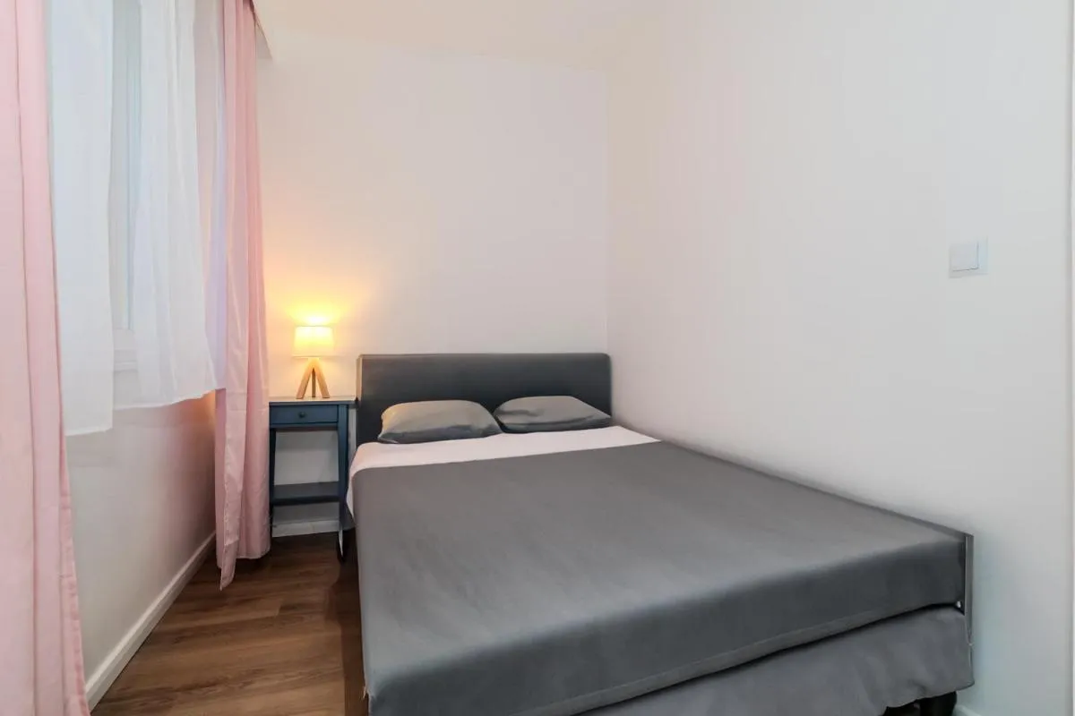 Image 1 of Old Town Blue – Dobra