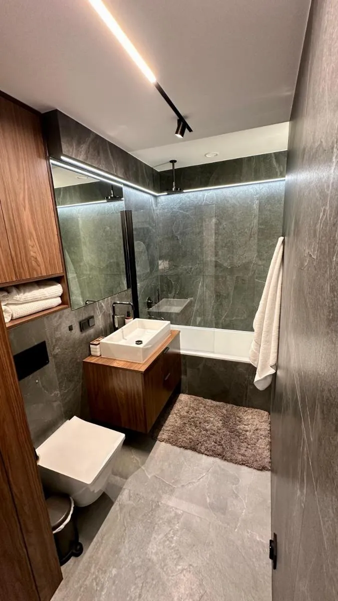 Image 3 of Sunny 2 bedroom apartment, free parking, high speed internet