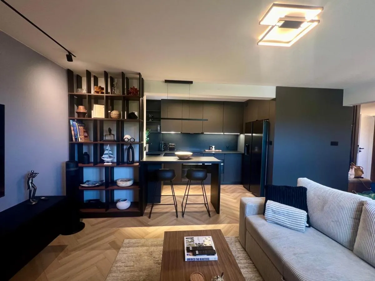 Image 2 of Sunny 2 bedroom apartment, free parking, high speed internet