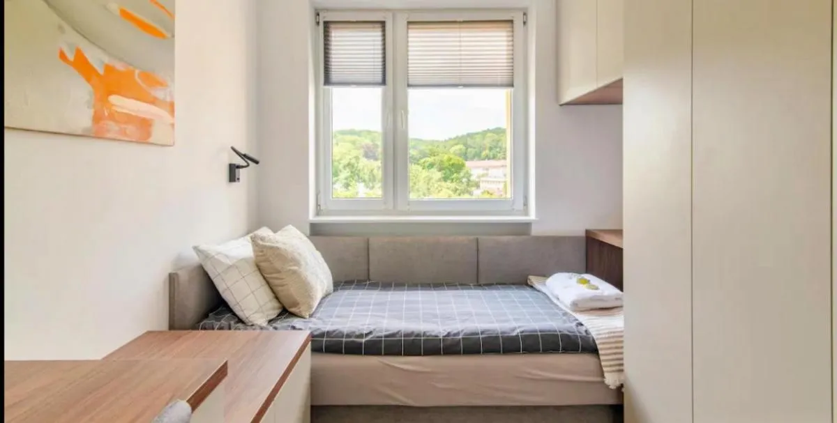 Image 1 of Sunny 2 bedroom apartment, free parking, high speed internet