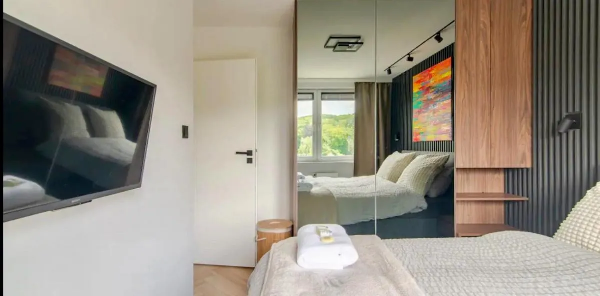 Image 4 of Sunny 2 bedroom apartment, free parking, high speed internet