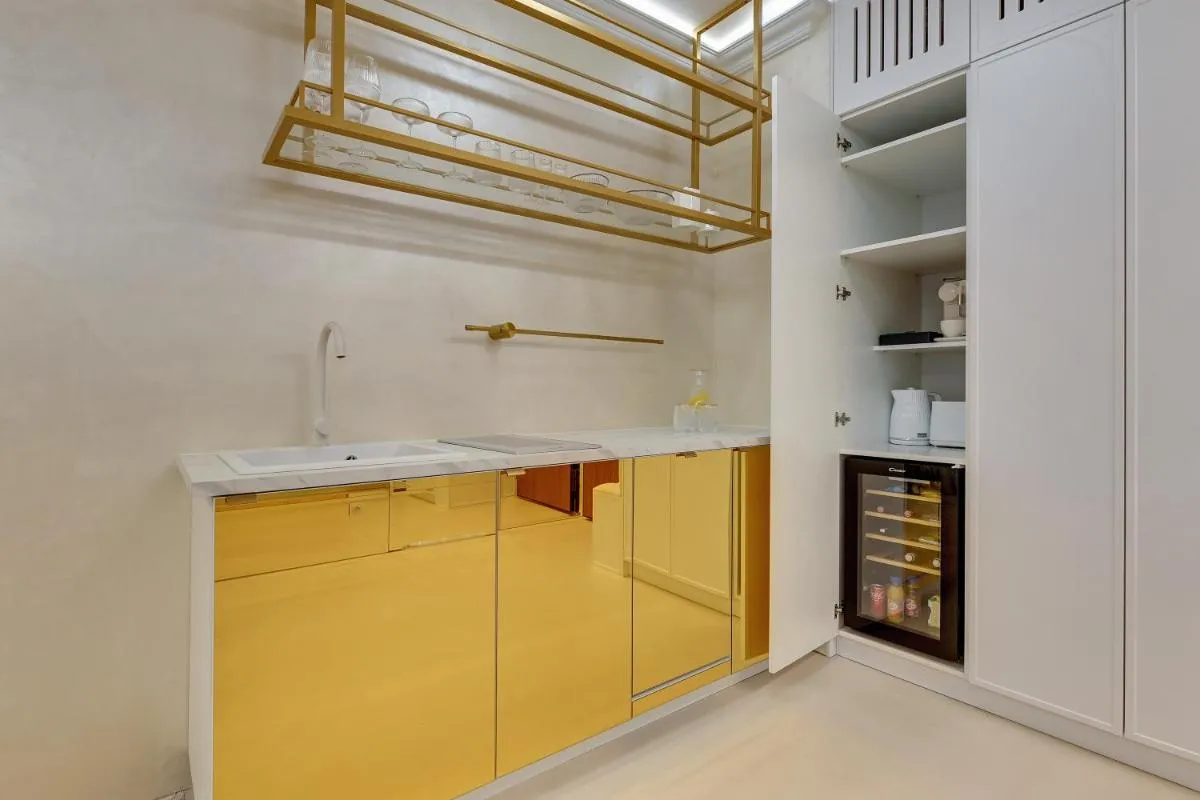 Image 3 of Jacuzzi Mirror Suite by Downtown Apartments