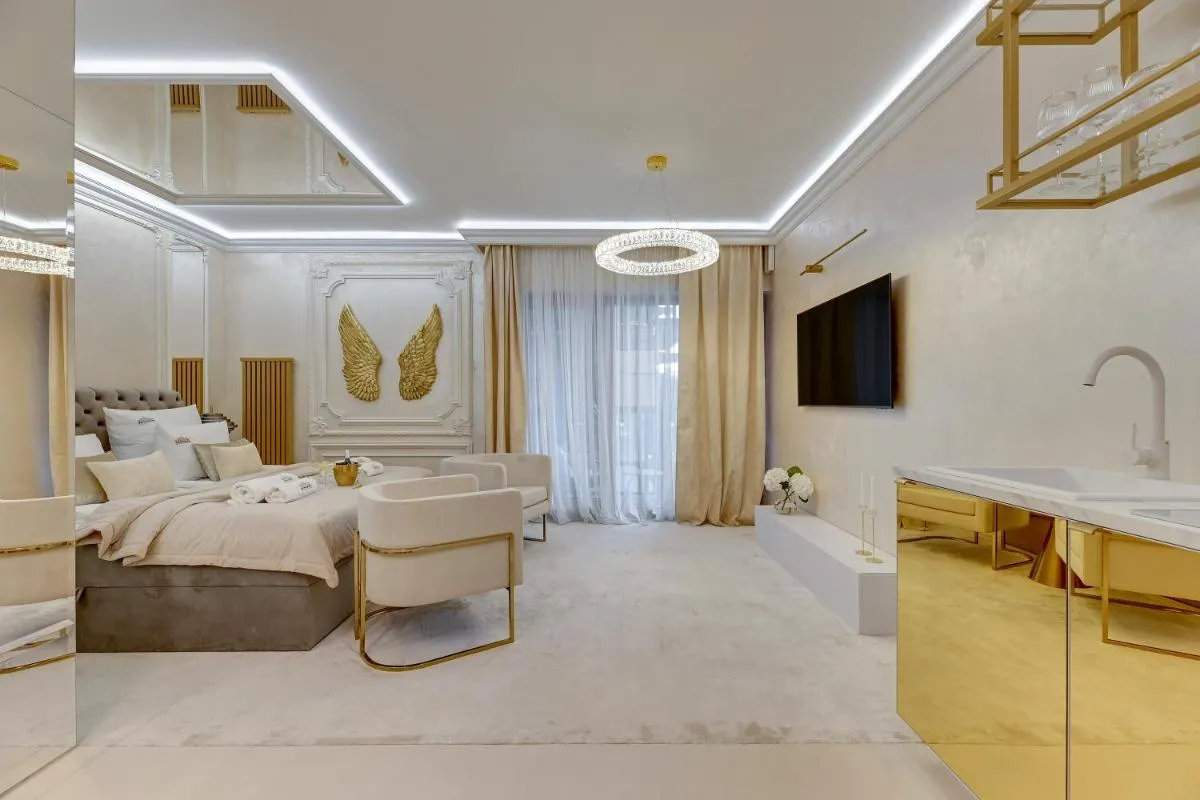 Image 4 of Jacuzzi Mirror Suite by Downtown Apartments