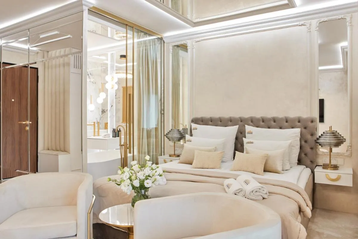 Image 6 of Jacuzzi Mirror Suite by Downtown Apartments