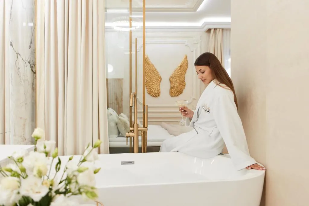 Image of Jacuzzi Mirror Suite by Downtown Apartments