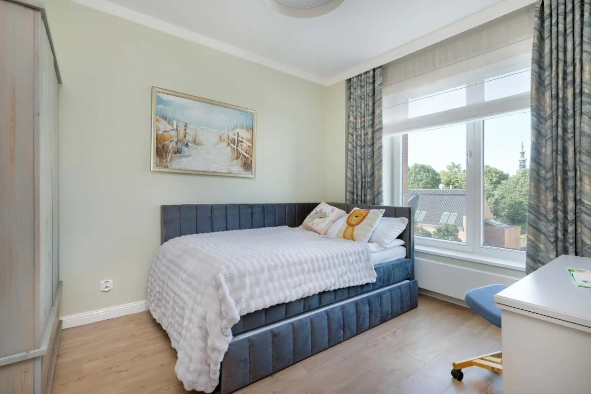 Image 4 of Luxury Apartment with Three Bedrooms Air Conditioning and Parking by Noclegi Renters