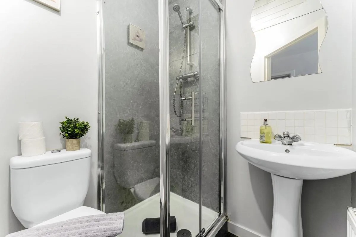 Image 6 of 2Bed City Central East End Gem