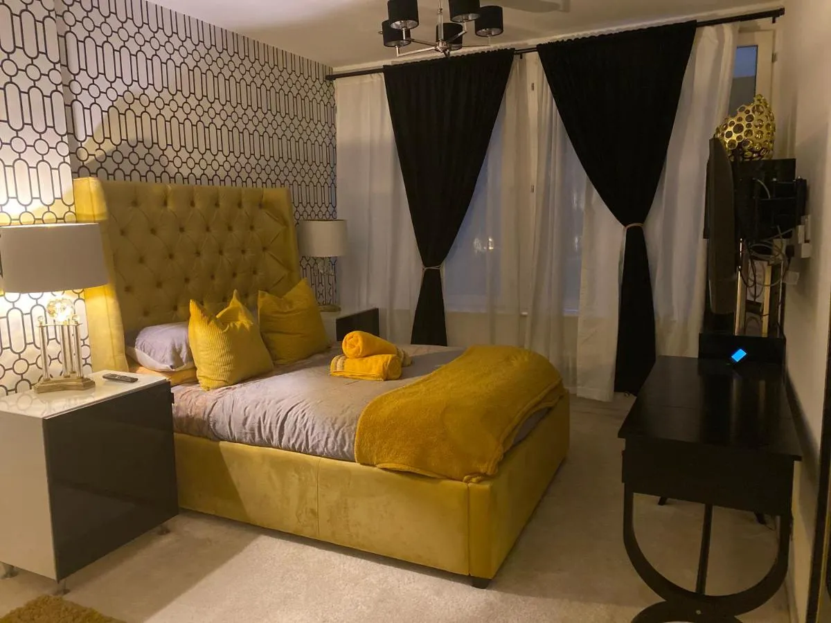 Image 3 of 2 bed Chic Apartment in Glasgow City Centre