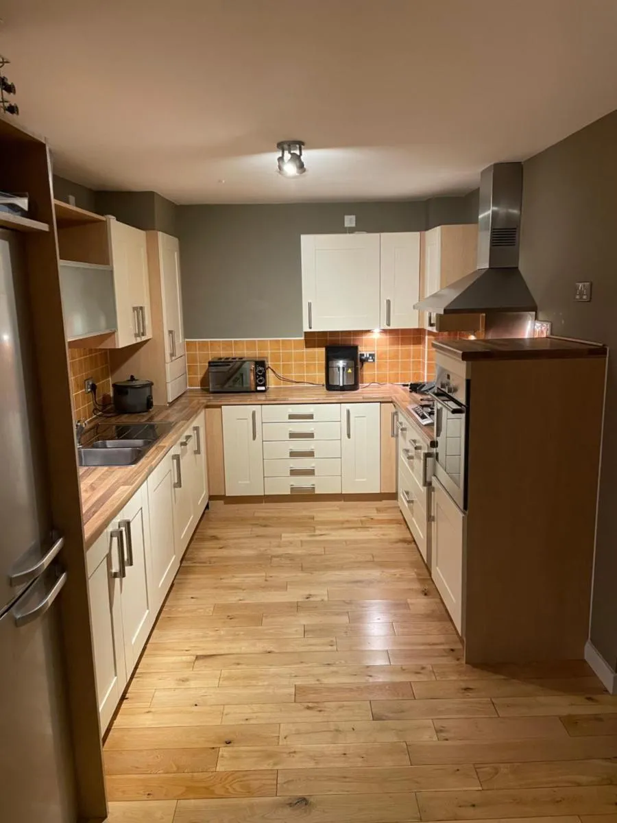 Image 3 of 4 bedroom apt west end Glasgow near city centre