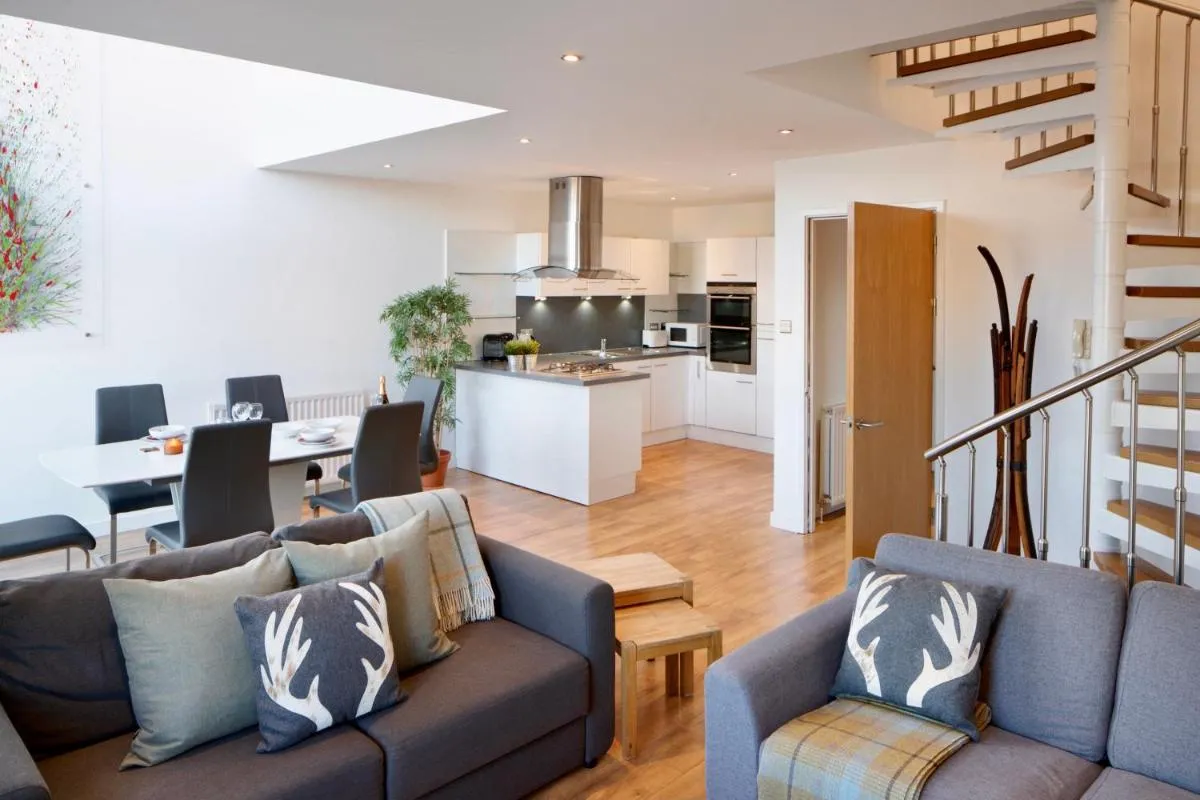 Image 2 of CITY CENTRE APARTMENT with Free Secure Underground Parking